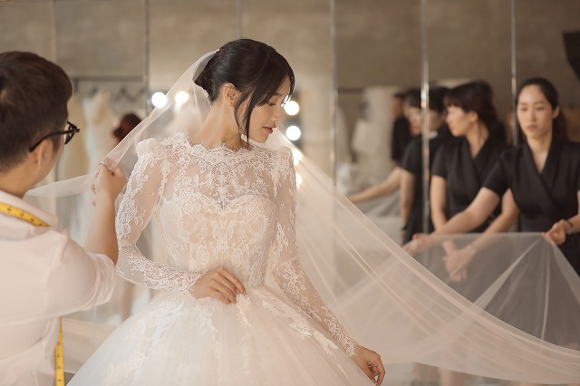 Lễ cưới diễn viên Kim Oanh: Nhã Phương - Lê Giang và dàn sao đổ bộ, cô dâu  diện váy cưới 600 triệu
