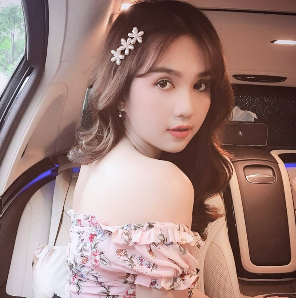Angela Phương Trinh mặc váy nữ tính khoe body 'lực sĩ' - Ngôi sao