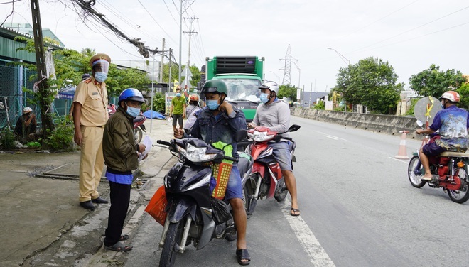 Nhiều người đi xe máy về quê tránh dịch. (Ảnh: Dân Trí)