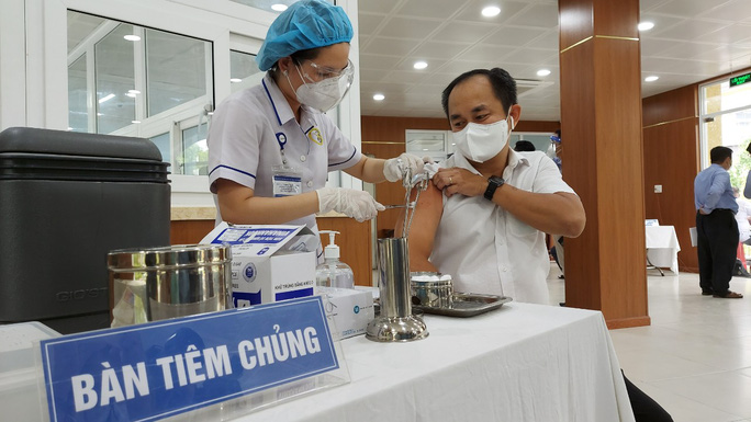 Tiêm vắc-xin Covid-19 cho người dân tại quận Phú Nhuận. 