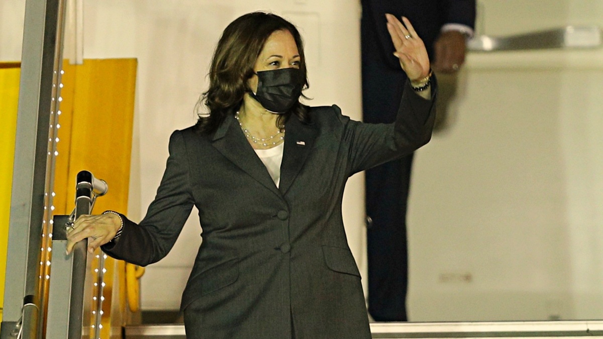 Phó tổng thống Mỹ Kamala Harris bước xuống máy bay tại sân bay Nội Bài, Hà Nội