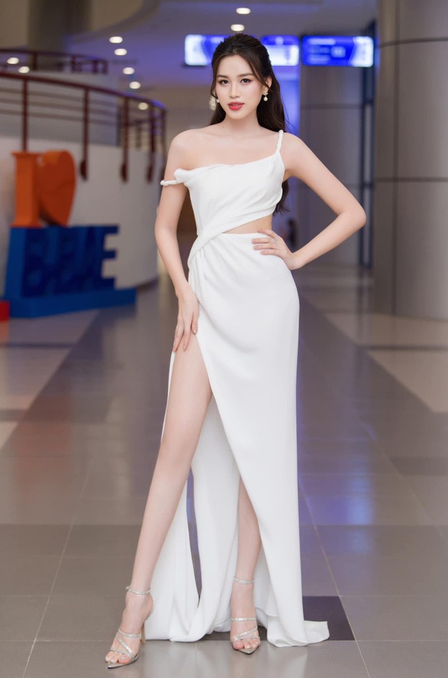 Hoa hậu Đỗ Thị Hà và loạt trang phục màu choé khó mặc - Báo Phụ Nữ