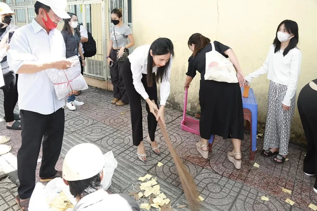 Hình ảnh Thuỷ Tiên trong hoạt động phát cơm chay diễn ra vào tháng 11 năm 2022.