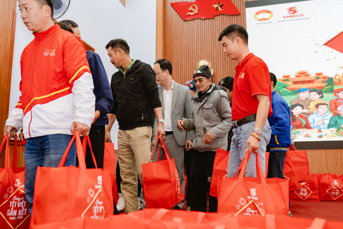 Người dân xã Nguyễn Bĩnh Khiêm (Hải Phòng) nhận những phần quà mang thông điệp _Chung vị Tết Việt_ từ SABECO (2)